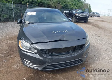 2015 Volvo S60 T5 Premier z USA, uszkodzony, nr VIN YV126MFB9F1299878